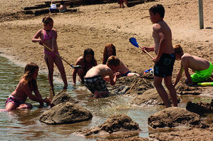 Waterpomp_0000_Beldert Beach spelende kinderen